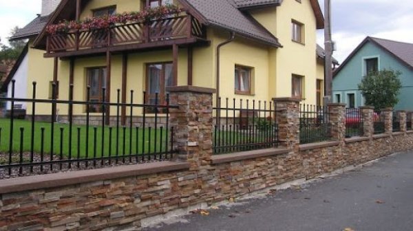 Prírodný kameň na plot